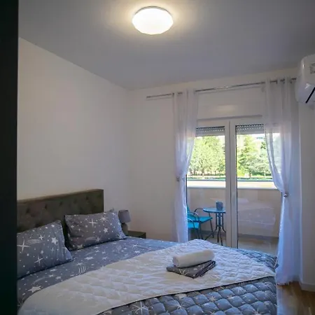 Lana Apartment *
